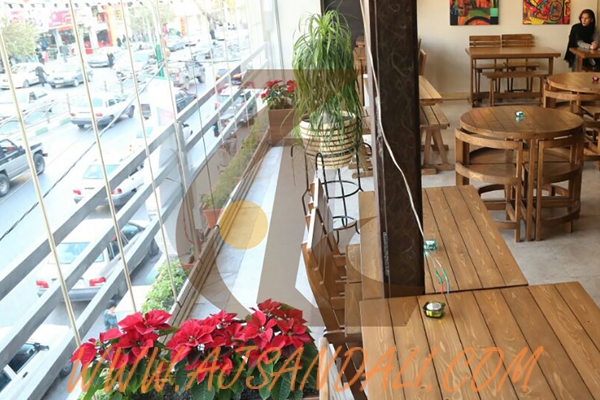 دکوراسیون مدرن ایده ای برای دکوراسیون میز و صندلی چوبی رستوران
