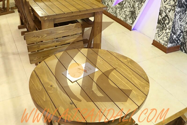 هماهنگی با برند ایده ای برای دکوراسیون میز و صندلی چوبی رستوران