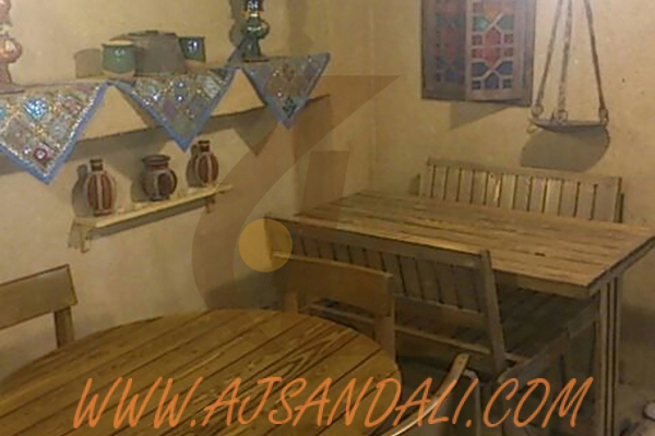 میز و صندلی چوبی و فلزی
