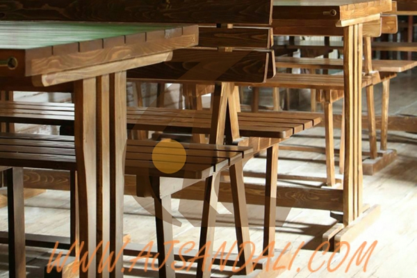 طرح وینتج ایده ای برای دکوراسیون میز و صندلی چوبی رستوران